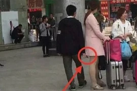 Thanh niên lén lút chụp bộ phận nhạy cảm của gái trẻ