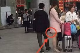 Thanh niên lén lút chụp bộ phận nhạy cảm của gái trẻ