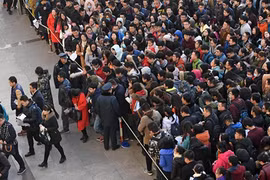 Gần 10.000 người tranh nhau một "bát cơm sắt" ở Trung Quốc