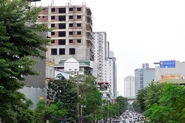 Ngán ngẩm toà nhà xây dựng ì ạch gần 10 năm giữa thủ đô