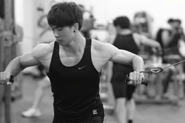 Nhờ tập thể hình, 9X gầy tong tăng 13 kg, bụng 6 múi