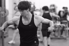 Nhờ tập thể hình, 9X gầy tong tăng 13 kg, bụng 6 múi