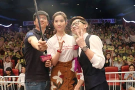 Lưu Diệc Phi lập rào chắn khi giao lưu với fan