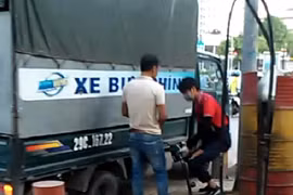 Trụ bơm xăng "thần thánh" thoắt hiện, thoắt ẩn giữa Thủ đô