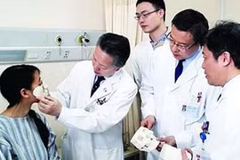 TQ: Tạo mặt mới cho nữ bệnh nhân trên...ngực 