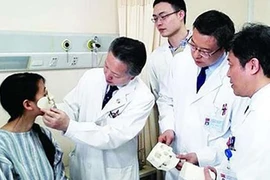 TQ: Tạo mặt mới cho nữ bệnh nhân trên...ngực 