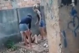 Nhóm nữ sinh đánh bạn suốt 4 tiếng, đào huyệt dọa chôn sống