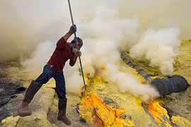 Hoảng hồn công việc bên miệng núi lửa của thợ lưu huỳnh