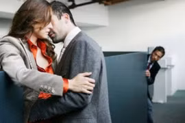 Chết đứng khi biết sự thật vợ ngoại tình với bạn 10 năm