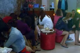 Chỉ cần tiền bo, chân dài kích dục quý ông tới bến