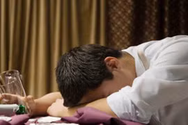 Quý ông khốn khổ vì nổi mề đay “vùng kín” do ăn cua đồng