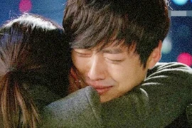 Vợ chồng ôm nhau khóc trắng đêm trước ngày ly hôn