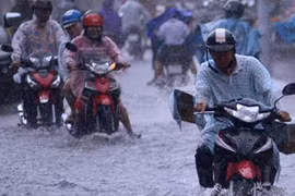 Thời tiết hôm nay 27/5: Hà Nội nắng nóng, TP.HCM mưa to 