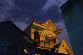 Nam thanh niên nghi ngáo đá leo mái nhà gây náo loạn