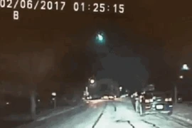 Khoảnh khắc thiên thạch cháy phừng phừng lao xuống Trái đất