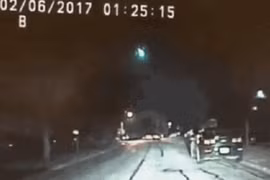 Khoảnh khắc thiên thạch cháy phừng phừng lao xuống Trái đất