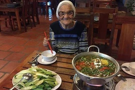 Bà cụ 89 tuổi một mình từ Nga sang VN nghỉ mát