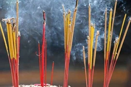 Thắp bao nhiêu nén hương là chuẩn nhất? 