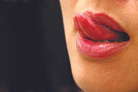 Thè lưỡi liếm môi chữa bụi mắt