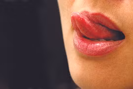 Thè lưỡi liếm môi chữa bụi mắt