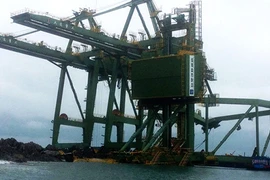 Giàn cẩu khổng lồ của Formosa mắc kẹt ở biển Quảng Bình