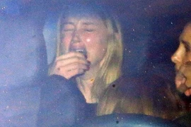 Johnny Depp dùng iPhone đánh bầm tím mặt vợ