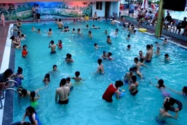 5 loại bệnh dễ bị lây nhiễm khi đi bơi mùa hè