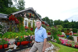 Kinh ngạc vườn nhà đẹp như thiên đường của ông cụ 75 tuổi