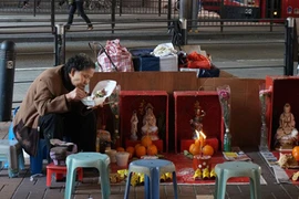 Xem “yêu sư” chuyên nghiệp trừ tà bằng giầy cũ