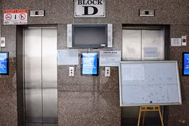 40 phút hoảng loạn trong thang máy bị kẹt