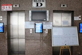 40 phút hoảng loạn trong thang máy bị kẹt