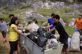 Nhức mắt cảnh “phượt thủ” gây hại môi trường ở núi Trầm