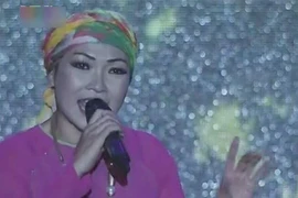 Biến hoá với tóc giả và phụ kiện, Phương Thanh gây bất ngờ