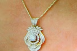 Cháu cướp giật dây chuyền vàng trên cổ bà ngoại