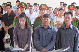 Nữ kế toán xinh đẹp đưa hai lãnh đạo vào vòng lao lý