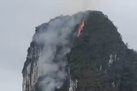 Núi đá giữa vịnh Hạ Long bốc cháy nghi ngút