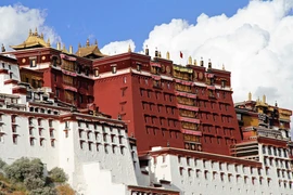 Bên trong cung điện huyền bí khổng lồ tại Tây Tạng