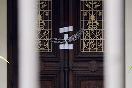 Hàng quán lo mất chỗ làm ăn khi biệt thự 3 mặt tiền bị bán