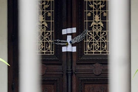 Hàng quán lo mất chỗ làm ăn khi biệt thự 3 mặt tiền bị bán