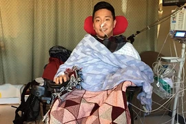 Bị liệt toàn thân, nam thanh niên dùng cằm và lưỡi thoát chết