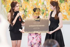 Vì sao người mua siêu sim của Ngọc Trinh phải đeo mặt nạ?