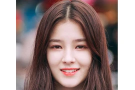 Cô gái xinh đẹp bỗng nổi nhất phố đi bộ Hồ Gươm