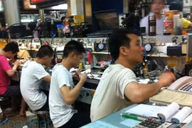 Sửa, bán điện thoại ở làng quê lãi ròng 350 triệu đồng/năm 