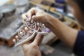 Ngắm vương miện hàng trăm viên kim cương của Hoa khôi công sở