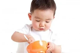 Tuyệt chiêu dạy con dùng thìa đơn giản nhất