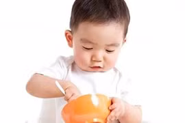 Tuyệt chiêu dạy con dùng thìa đơn giản nhất