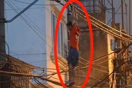 Nam thanh niên đu mình trên dây khiến nhiều người hoảng sợ