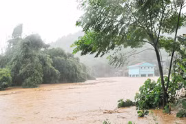 Ảnh: Lũ lớn cuồn cuộn nhấn chìm Lào Cai trong biển nước