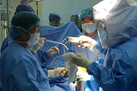 Nội soi ghép xương sụn tự thân tránh thay khớp nhân tạo