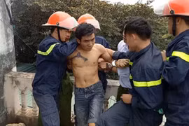 Thanh niên ngáo đá đốt nhà, định nhảy lầu tự tử